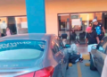 Mientras escapaba, delincuente terminó cayendo sobre el parabrisas de un coche