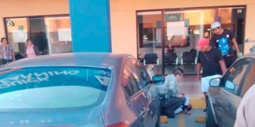 Mientras escapaba, delincuente terminó cayendo sobre el parabrisas de un coche