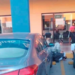 Mientras escapaba, delincuente terminó cayendo sobre el parabrisas de un coche