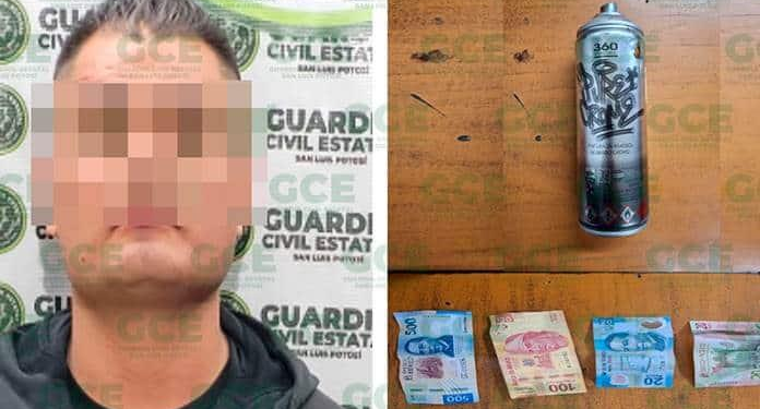 Artista callejero intentó ofrecer un soborno a los agentes de policía para evitar ser arrestado