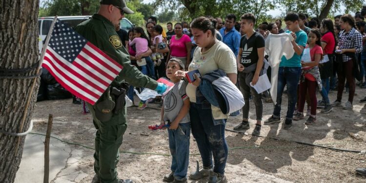 Sheinbaum rechaza el uso de militares para deportaciones masivas de migrantes en EE.UU