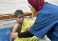 “No hay cirujanos ni una sola ambulancia… Los heridos llegan a pie o en carros tirados por animales”: el relato de uno de los pocos médicos que quedan en Gaza