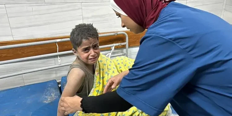 “No hay cirujanos ni una sola ambulancia… Los heridos llegan a pie o en carros tirados por animales”: el relato de uno de los pocos médicos que quedan en Gaza