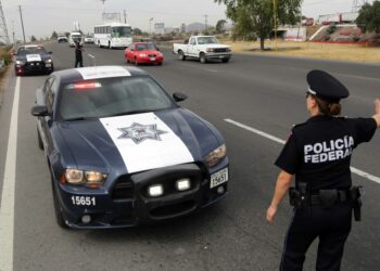 Encuentran cuerpo sin vida en un muelle de Sinaloa con signos de tortura y una narcomanta.