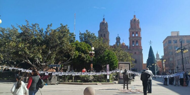 VIDEO| Instalan tendedero para visibilizar a mujeres víctimas de desaparición y feminicidio