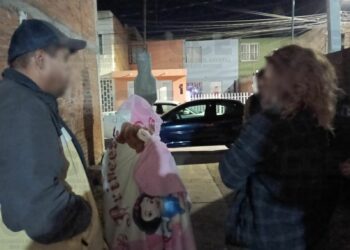 Rescatan a 2 niños que fueron abandonados afuera de su domicilio 