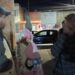 Rescatan a 2 niños que fueron abandonados afuera de su domicilio 