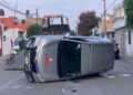 VIDEO| Choque con volcadura en la Colonia Popular deja daños materiales