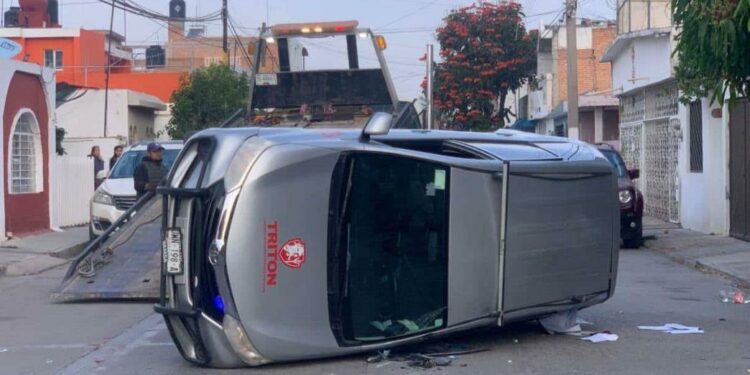VIDEO| Choque con volcadura en la Colonia Popular deja daños materiales