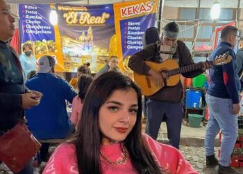 Karely Ruiz, la influencer, llega de visita a Real de Catorce.