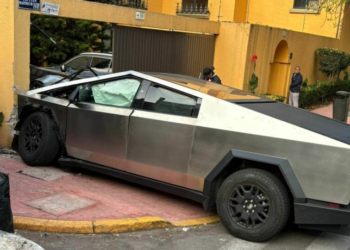 Una camioneta de Tesla choca contra una casa en la Ciudad de México