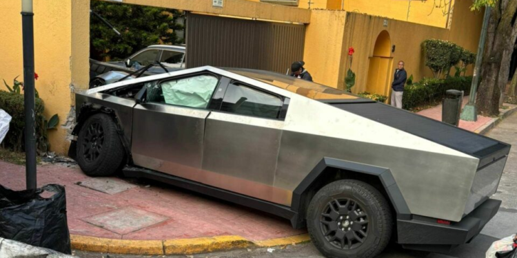 Una camioneta de Tesla choca contra una casa en la Ciudad de México
