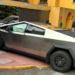 Una camioneta de Tesla choca contra una casa en la Ciudad de México