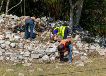 Un estudiante encuentra por casualidad una gran ciudad maya escondida en la selva de México
