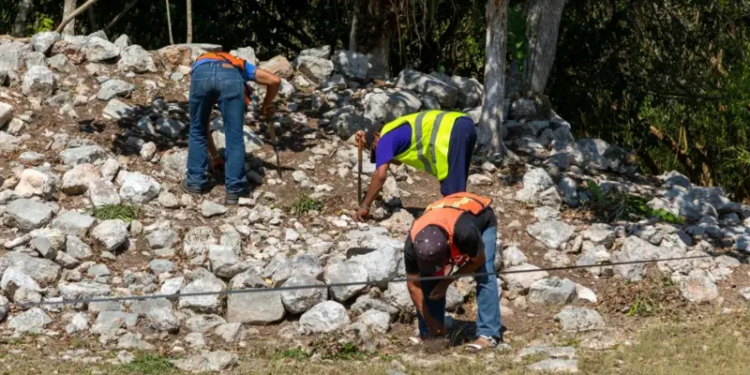 Un estudiante encuentra por casualidad una gran ciudad maya escondida en la selva de México