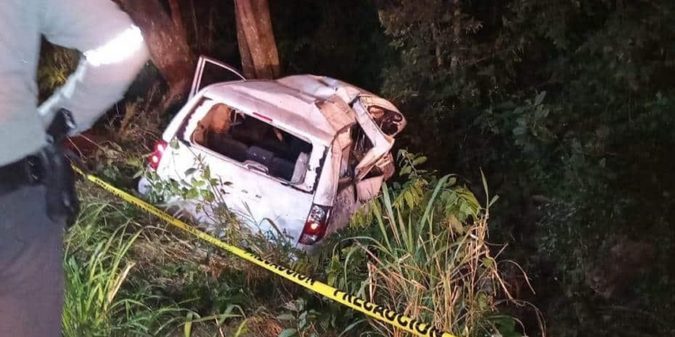 Tras fuerte choque en carretera Valles-Rioverde, una persona perdió la vida