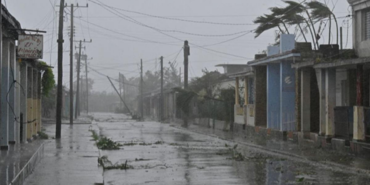 Cuba, duramente golpeada por ciclón Rafael, intenta recuperarse; amplias zonas permanecen sin luz