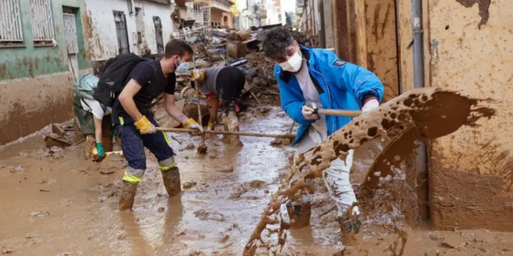 El peligro de brotes de enfermedades y epidemias en las áreas impactadas por las intensas inundaciones en Valencia