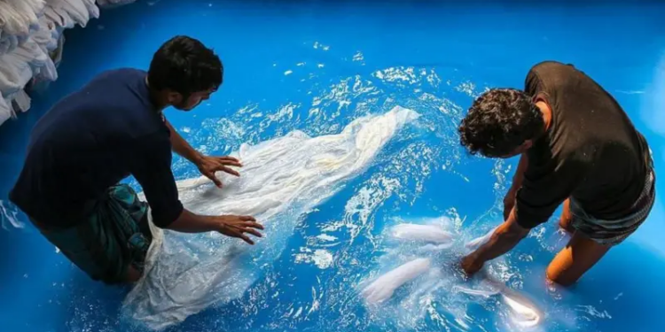 La gran repercusión ambiental de darle color a la vestimenta