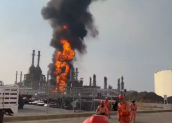 Detectan un incendio en la refinería de Pemex en Salina Cruz