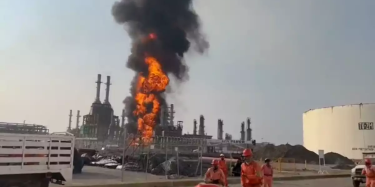 Detectan un incendio en la refinería de Pemex en Salina Cruz