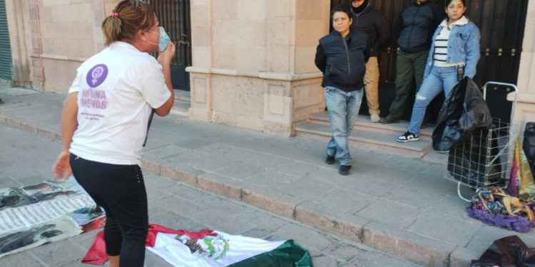 VIDEO: Someten a víctima al tratar de encarar a la Fiscal