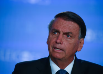 Bolsonaro afirma ser un perseguido político; amaga con refugiarse en una embajada
