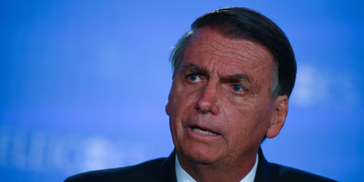 Bolsonaro afirma ser un perseguido político; amaga con refugiarse en una embajada
