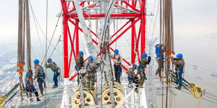 “El tren bala de la electricidad” se refiere a los grandes cables de ultra alto voltaje que China está utilizando para promover el uso de energías limpias
