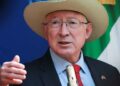 “La estrategia de ‘abrazos, no balazos’ no funcionó”, dice Ken Salazar