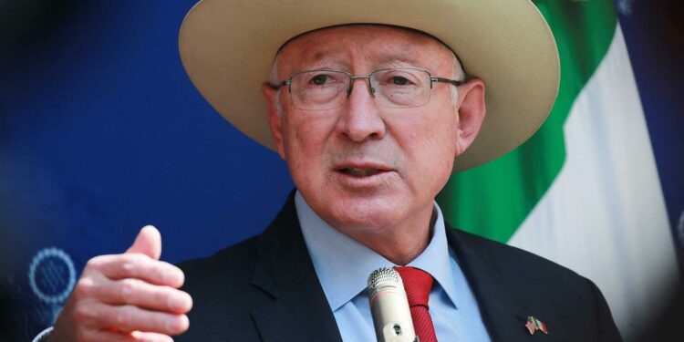 “La estrategia de ‘abrazos, no balazos’ no funcionó”, dice Ken Salazar