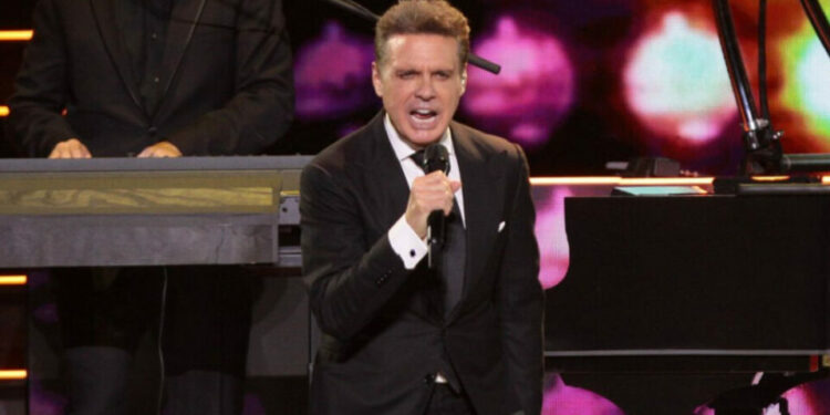 VIDEO | Luis Miguel se enoja durante su show y estalla contra los encargados del audio
