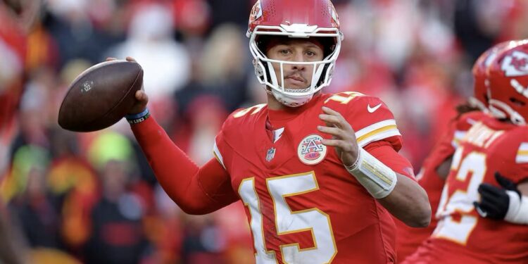 Mahomes rompe récord y lidera triunfo de Chiefs sobre Raiders.