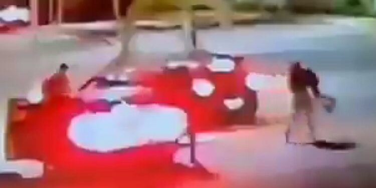 Video | Niño enfrenta a sujetos armados para tratar de evitar secuestro de sus papás en Sinaloa
