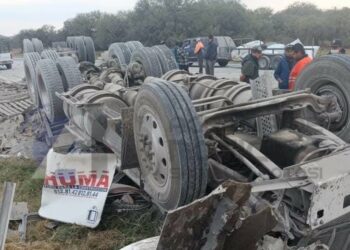 Muere chofer de tráiler en volcadura sobre carretera a Matehuala