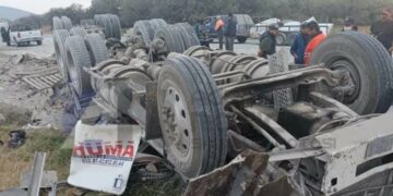 Muere chofer de tráiler en volcadura sobre carretera a Matehuala