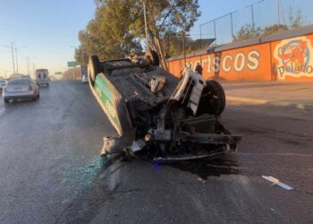 Video | Taxista vuelca en Circuito Potosí; resulta ileso