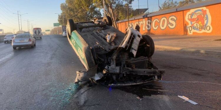 Video | Taxista vuelca en Circuito Potosí; resulta ileso
