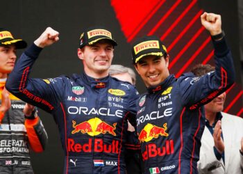 Max Verstappen sale al quite por ‘Checo’ y culpa a Red Bull