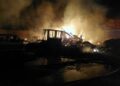 Videos | Un incendio en un taller mecánico consume autos y camionetas en el Barrio de Santiago