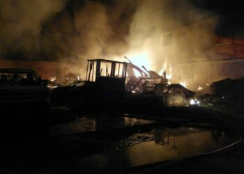Videos | Un incendio en un taller mecánico consume autos y camionetas en el Barrio de Santiago