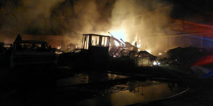 Videos | Un incendio en un taller mecánico consume autos y camionetas en el Barrio de Santiago