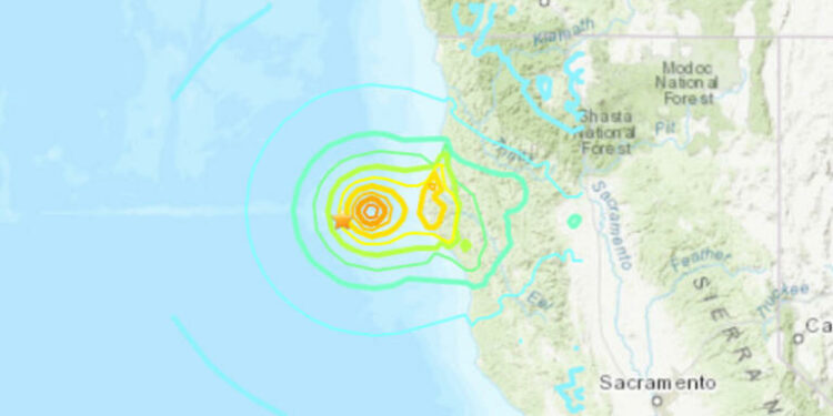 Un gran sismo de magnitud 7.3 sacude la costa de California y activa la alerta de tsunami