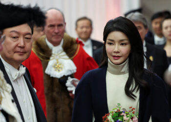 Corea del Sur | El caos de un impopular presidente, su esposa y un bolso DIOR
