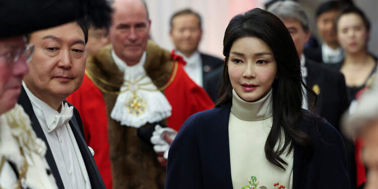 Corea del Sur | El caos de un impopular presidente, su esposa y un bolso DIOR