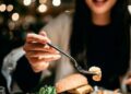 Los expertos advierten sobre los riesgos de cenar tarde