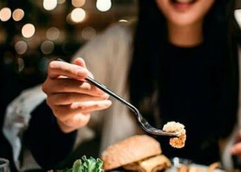 Los expertos advierten sobre los riesgos de cenar tarde