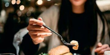 Los expertos advierten sobre los riesgos de cenar tarde