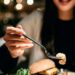 Los expertos advierten sobre los riesgos de cenar tarde