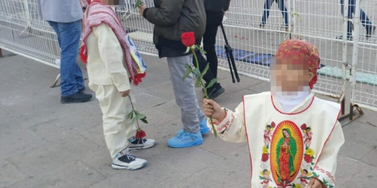 VIDEO| Visten al niño de Juan Diego en agradecimiento a la Virgen